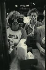 1983 Press Photo Leons Frozen Custard Drive-in Customers - Mja66958